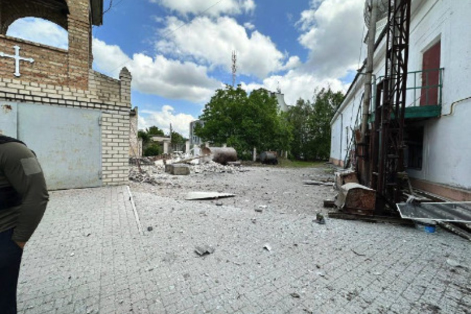 Auf dem Bild ist vor allem die Zerstörung auf dem Grundstück der Kirche zu sehen.