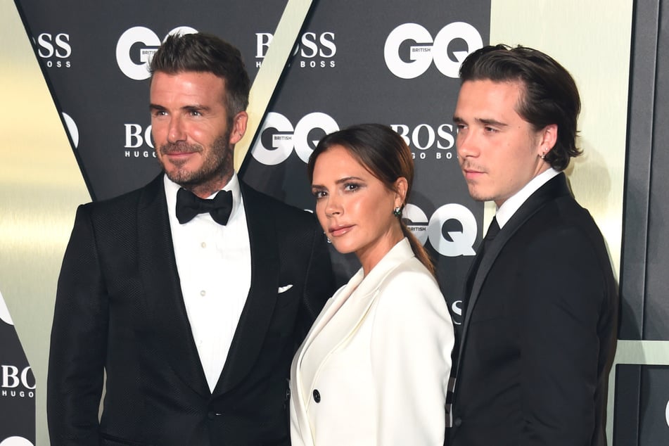 Zwischen Brooklyn Beckham (27, r.) und seinen Eltern David (51) und Victoria (52) sind die Fronten verhärtet.