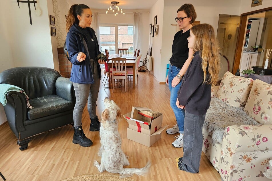 Hundetrainerin Ellen Marques (l.) zeigt Nina Restemeyer (48) und Tochter Mathilda Trainingsmethoden, um Wandas Verhalten in den Griff zu kriegen.