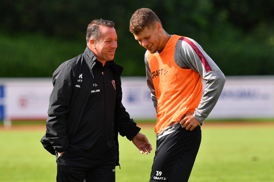 Dynamo-Trainer Markus Kauczinski (l.) spricht mit Kevin Ehlers. In der Vorwoche erledigte der 19-Jährige seinen Job sehr gut. Darf er Samstag wieder beginnen?