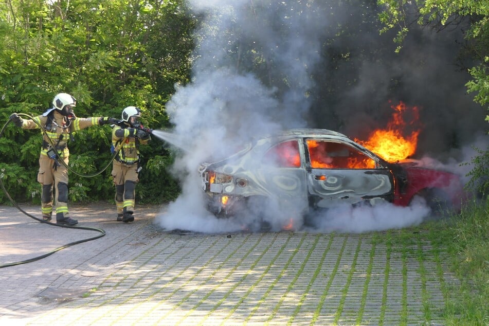 Feuerwehrleute griffen ein, konnten das Auto aber auch nicht mehr retten.