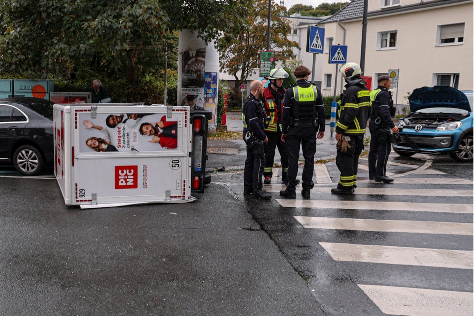 Der Lieferwagen kippte durch den Aufprall zur Seite.