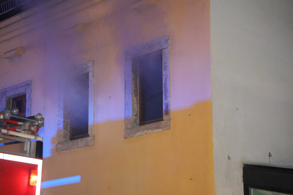 Rauch quoll aus den Fenstern. Die Einsatzkräfte konnten den Brand allerdings schnell löschen.