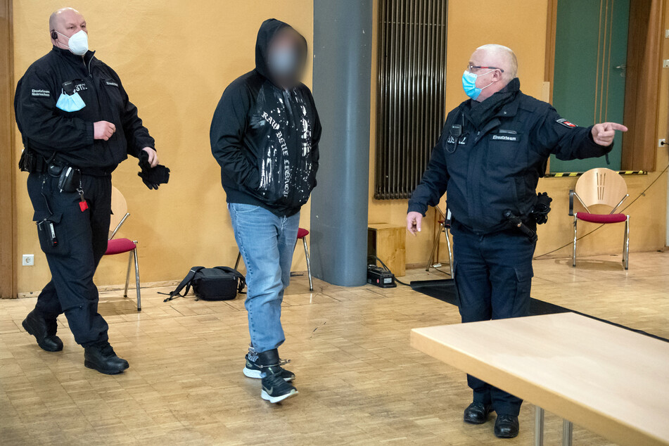 Die Staatsanwaltschaft wirft den Angeklagten Mord und Zwangsprostitution vor.