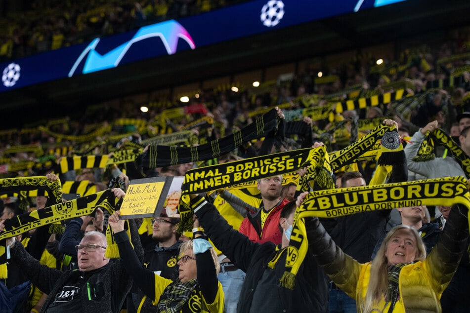 Fußball-Bundesligist Borussia Dortmund hat die neue Corona-Schutzverordnung in Nordrhein-Westfalen begrüßt und plant in Zukunft wieder mit Spielen vor 67.000 Fans.