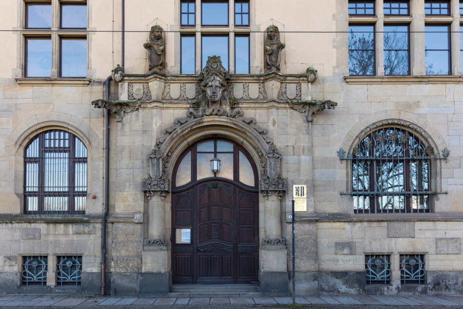 Das Rathaus Cotta an der Lübecker Straße wurde 1901 im Stil der Neorenaissance errichtet.