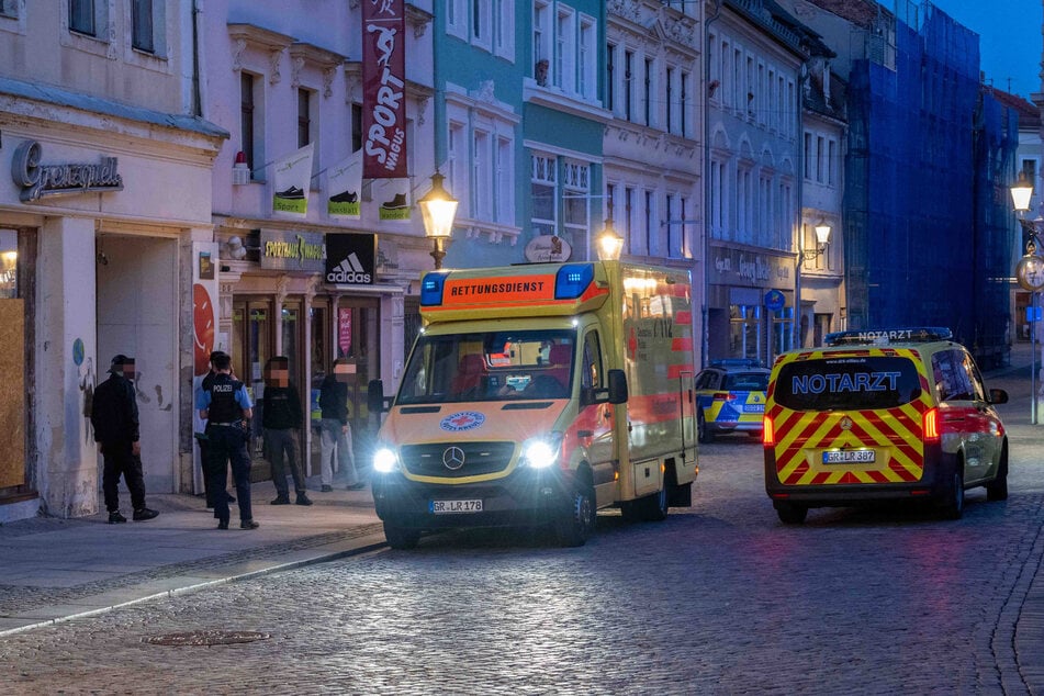 Die Polizei nahm auf der Reichenberger Straße Hinweise von Zeugen auf.