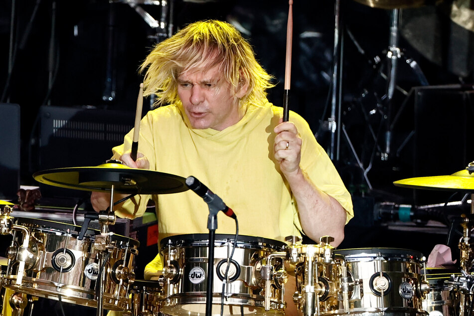 Zak Starkey (57), Sohn von Ex--Beatles-Drummer Ringo Starr (82), drosch auf das Schlagzeug ein.