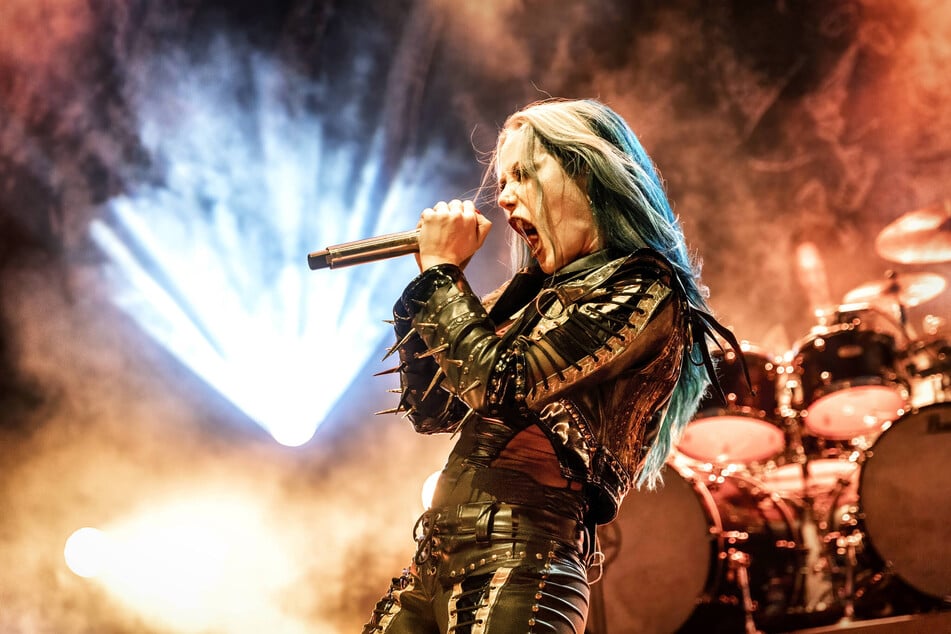 Arch Enemy heizt den Metal-Fans beim Full Rewind ein.