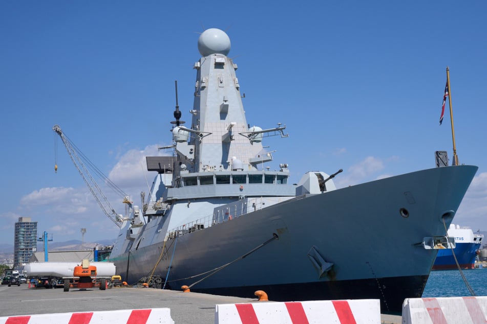 Riesiges Kriegsschiff steuert auf Hamburg zu