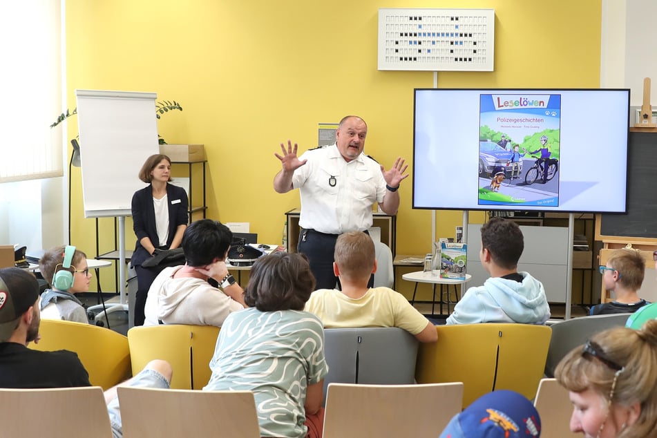Leipzigs Polizeipräsident René Demmler bei seiner Leserunde. Seit 2021 ist der Chef der Messestadt-Polizei fester Bestandteil des Lesefests.