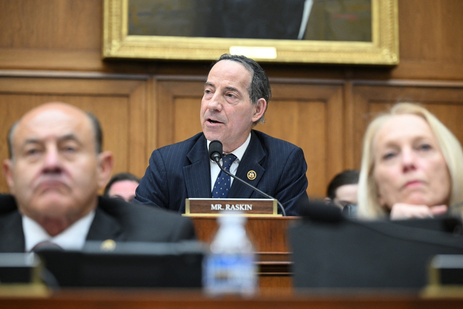 Representative Jamie Raskin (c.), a Democrat from Maryland, countered that the circumstances surrounding the mishandling of classified documents by Biden and Trump were not comparable.