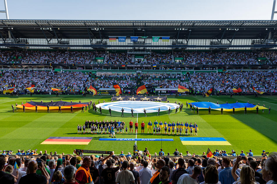 Das 1000. Länderspiel der deutschen Nationalmannschaft stand im Zeichen des Friedens. Doch nun muss die Polizei wegen Beleidigung ermitteln.