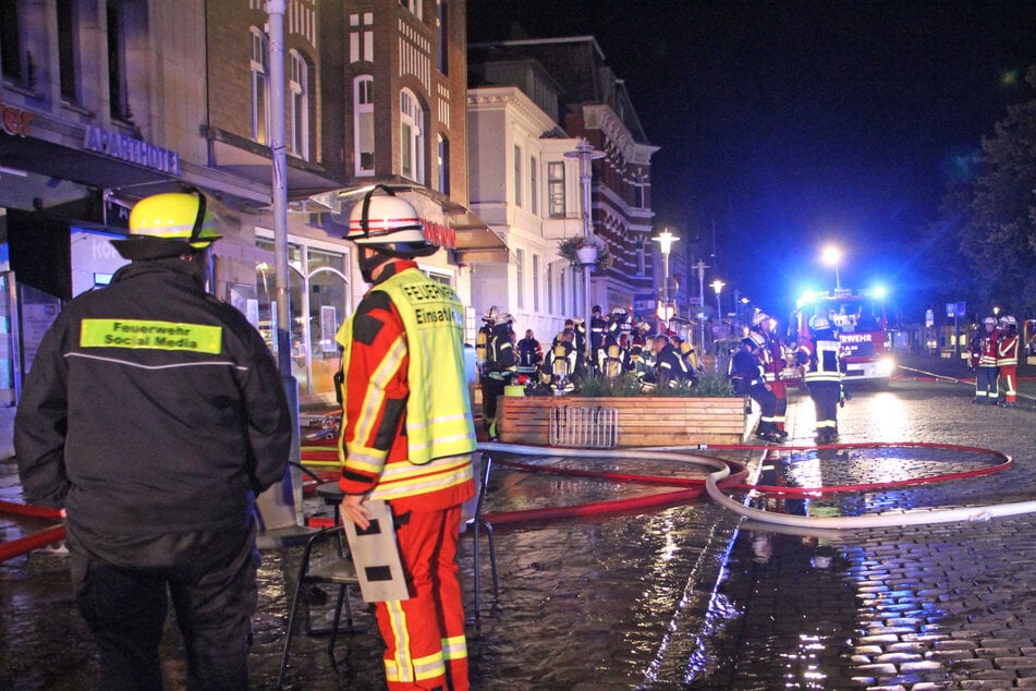 Einsatzkräfte werden bei Großbrand durch heißes Löschwasser verletzt