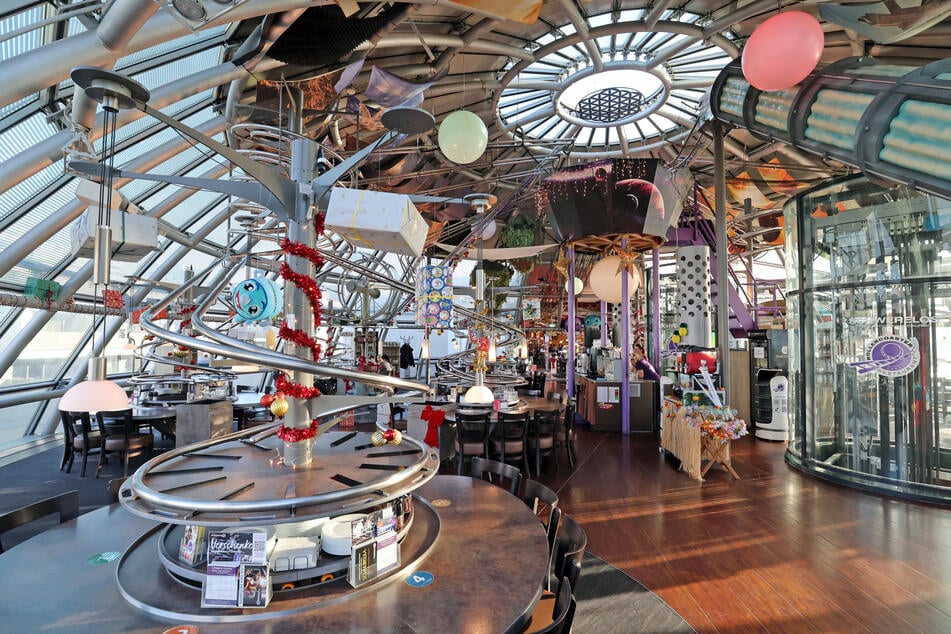 Im Erlebnisrestaurant "Schwerelos" wird das Essen in kleinen Töpfen über eine Achterbahn an den Tisch gebracht.