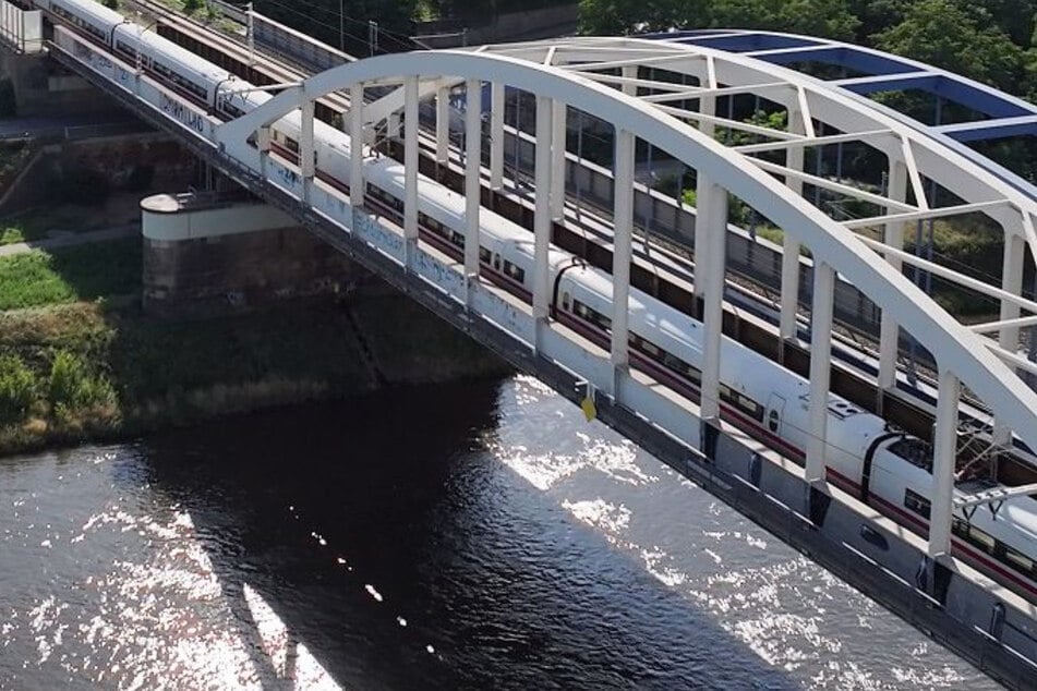Monatelange Brückenarbeiten auf Sachsens wichtigster Bahnstrecke: Was auf Reisende ab Montag zukommt