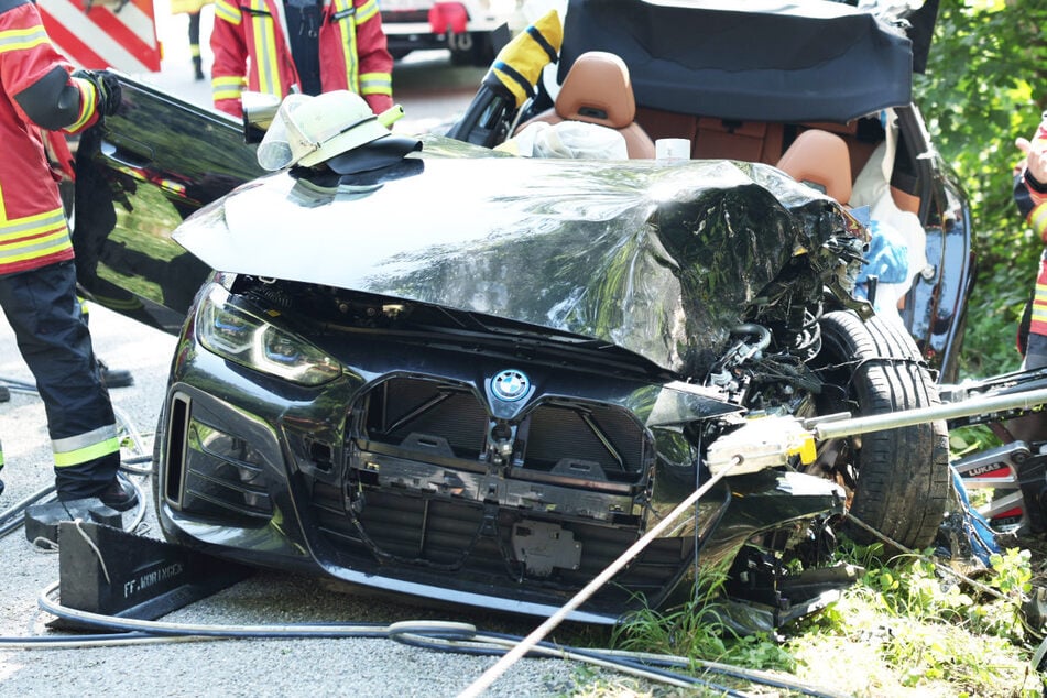 Vier Schwerverletzte, darunter zwei Kinder: Hochmotorisierter BMW kracht gegen Baum