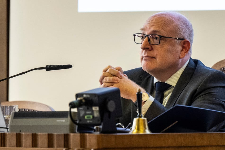 Oberbürgermeister Sven Schulze (53, SPD) lauscht den Debatten.