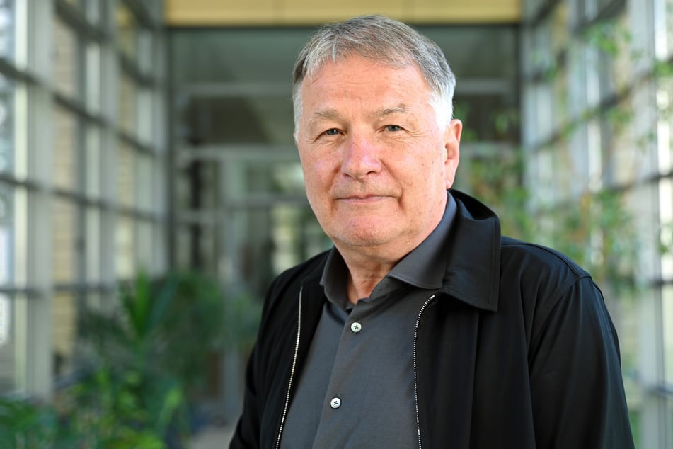 IaF-Star Thomas Rühmann (70) bringt eine Geschichte von NS-Zwangsarbeiterinnen auf die Bühne. Das Thema sei ihm wichtig, sagt er, weil wir in einer Zeit lebten, in der viele Leute Geschichte umdeuten wollten.