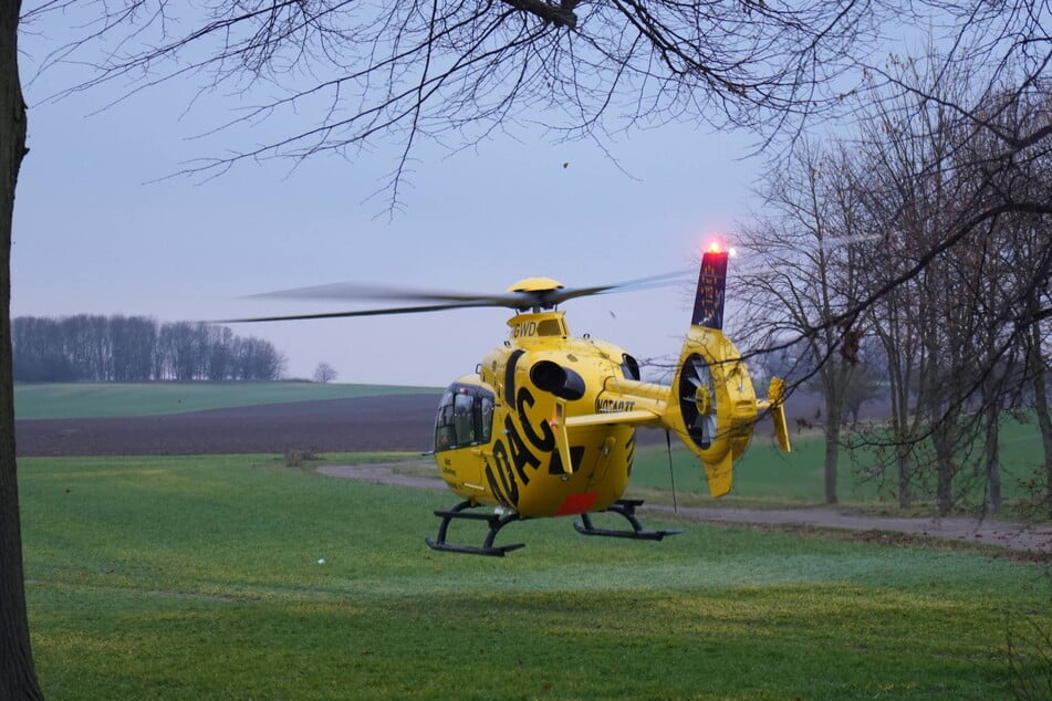 Da der Fahrer sich nicht selbst auf dem Fahrzeug befreien konnte, wurde ein Rettungshubschrauber hinzugezogen. Laut Rettungsleitstelle ein Standardverfahren.
