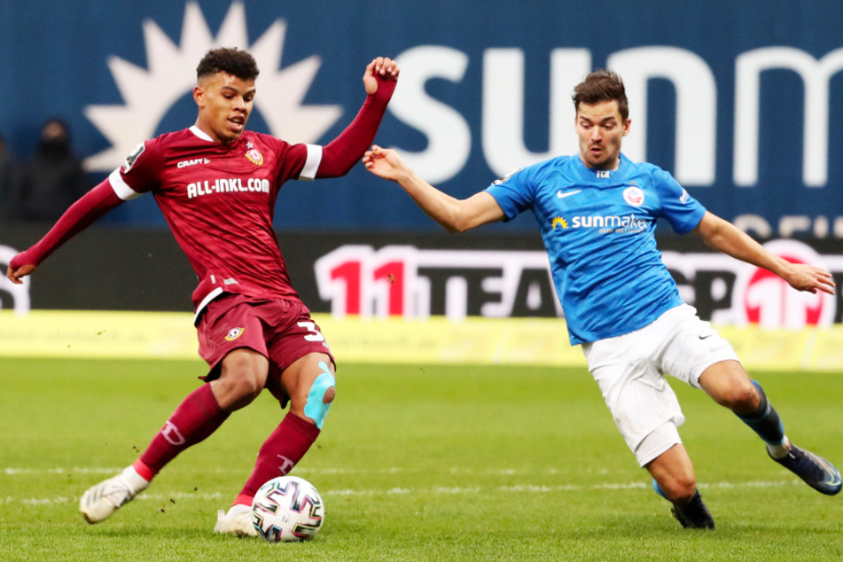 Ransford Königsdörffer (19, l.) hat momentan einen Lauf! Hier trifft er zum 3:0 für Dynamo. Hansa-Abwehrchef Julian Riedel (29) kommt zu spät.