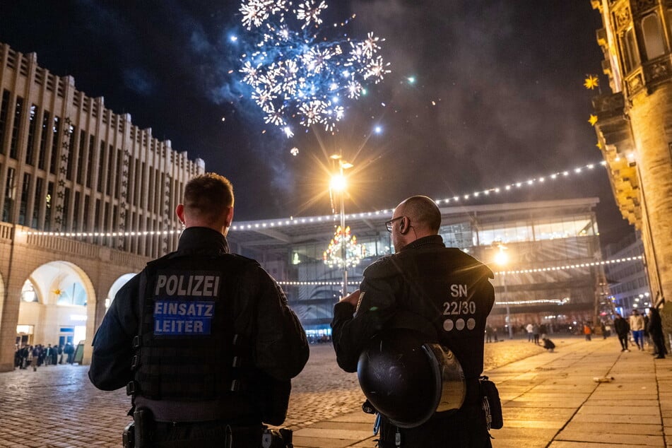 Polizeibeamte beobachteten das Geschehen in der letzten Silvesternacht auf dem Neumarkt.