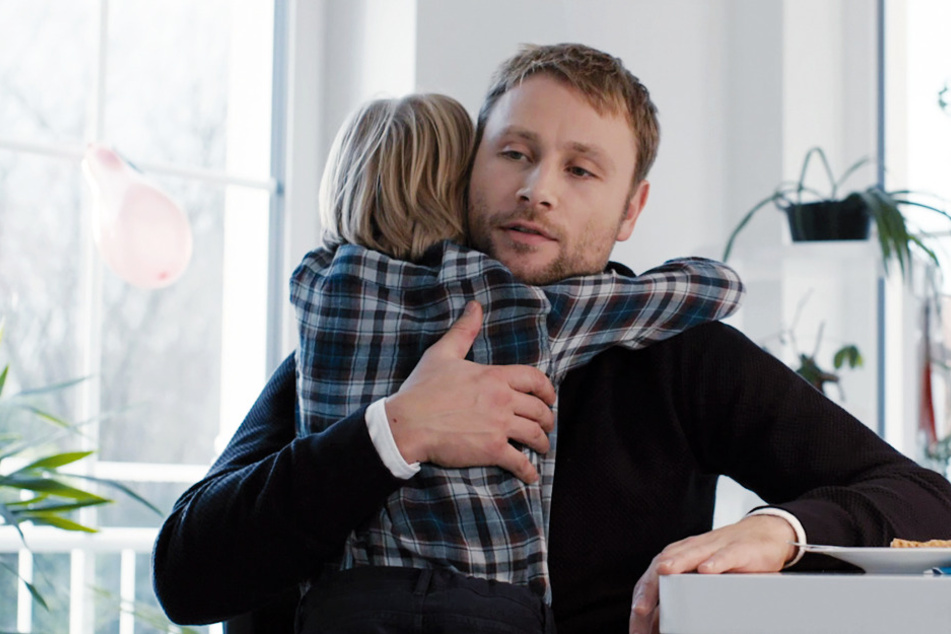 Markus (Max Riemelt) umarmt seinen Neffen.