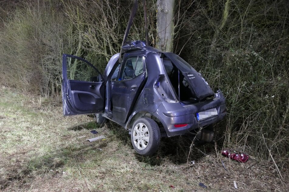 Das Auto war nach der Kollision mit dem Baum völlig deformiert.