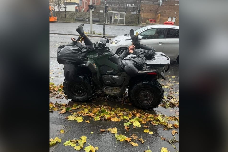 Ein Foto zeigt die gefesselten jungen Männer, die der 52-Jährige auf dem Quad transportiert haben soll.