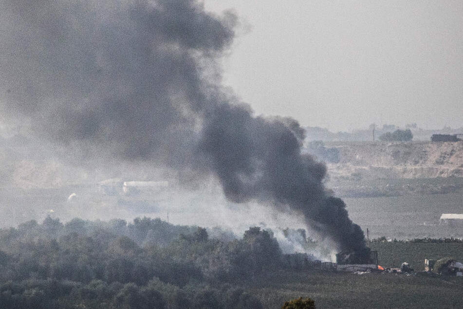 Rauch steigt nach einem israelischen Luftangriff in Gaza auf.