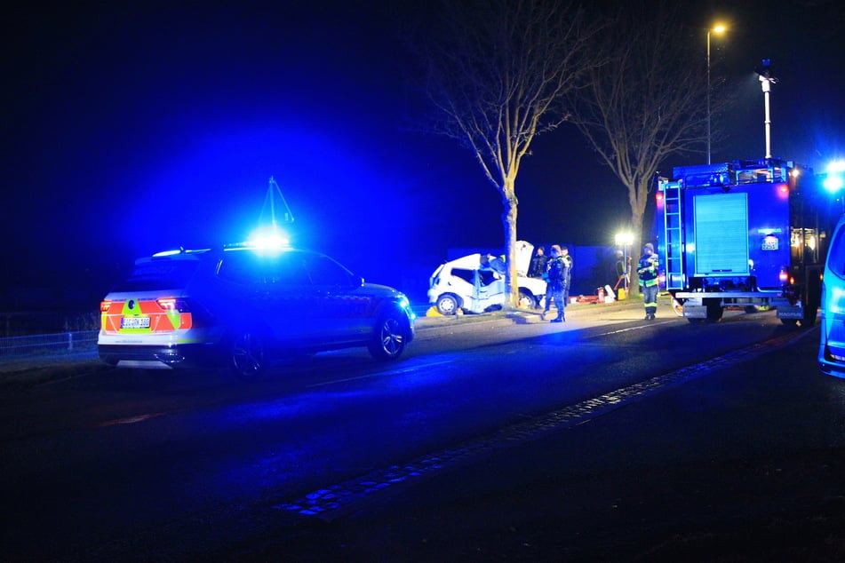 Polizei, Feuerwehr und Rettungsdienst waren nach dem tragischen Unfall vor Ort.