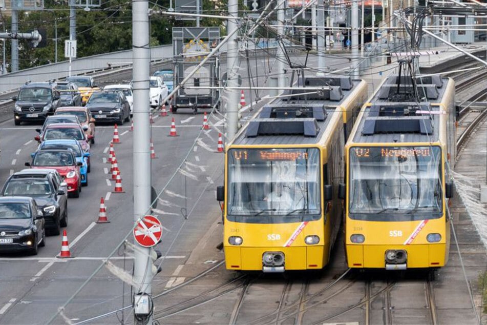 Frau verpasst Ausfahrt und fährt 100 Meter auf Gleisen - dann nähert sich auch noch eine Bahn