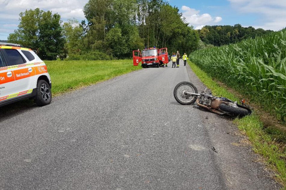 Das Motorrad des Verstorbenen liegt an der Unfallstelle.
