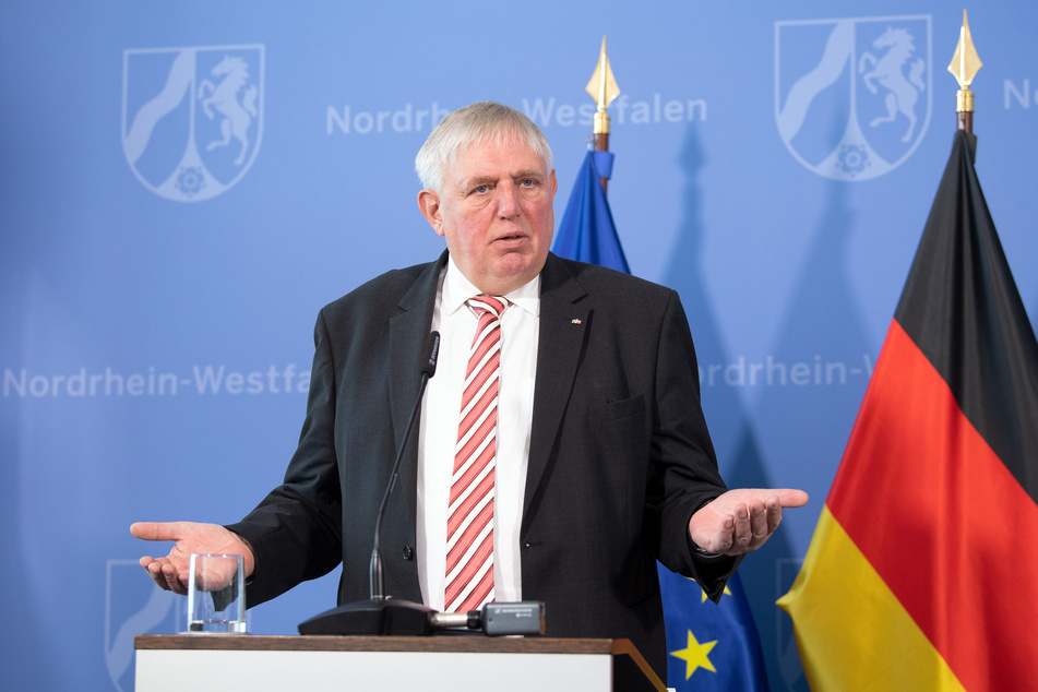 NRW-Gesundheitsminister Karl-Josef Laumann bei einer Pressekonferenz am Montag (23. November).
