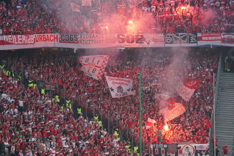 Nicht nur auf dem Platz war ordentlich was los, auch auf den Rängen ging die Post ab: Sowohl die HSV- als auch die VfB-Fans zündeten eine Menge Pyrotechnik.