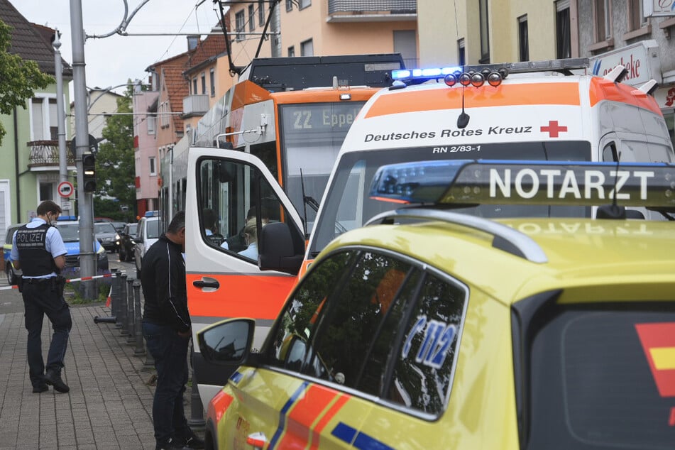 Einsatzkräfte an der Unfallstelle. Ein Fußgänger wurde von einer Straßenbahn erfasst.