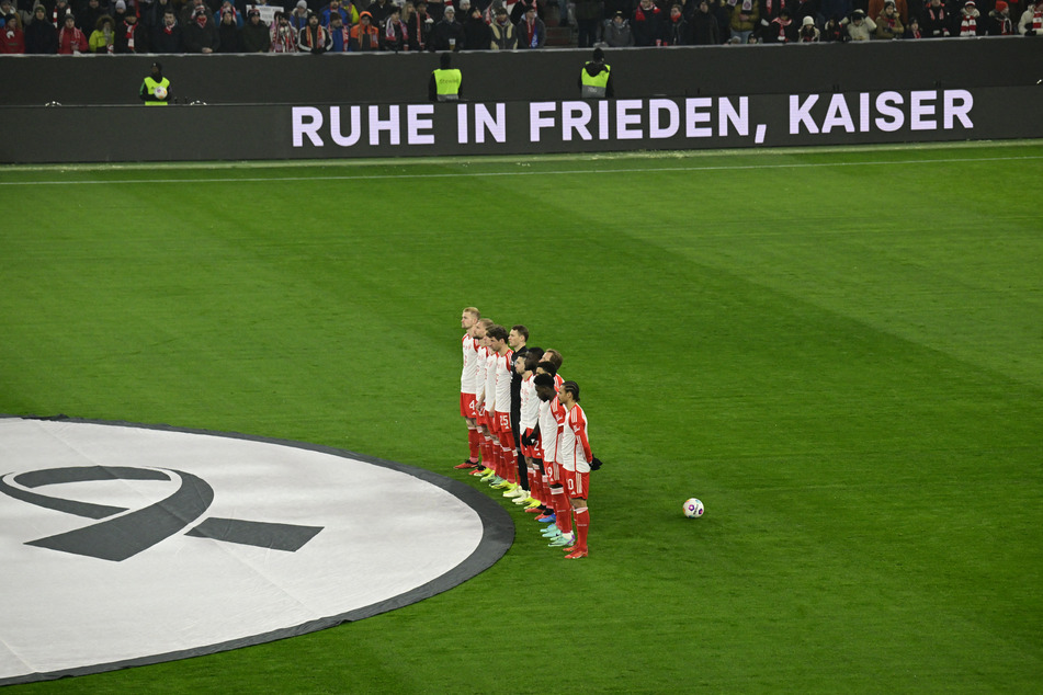 Schweigeminute in München: Die Stars des FC Bayern gedenken Franz Beckenbauer.