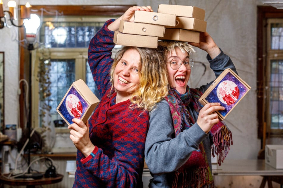 Theresa Dietrich (21) und Dorota Zabka (41) verpacken die Boxen, von denen es schon bald verschiedene Editionen geben soll.