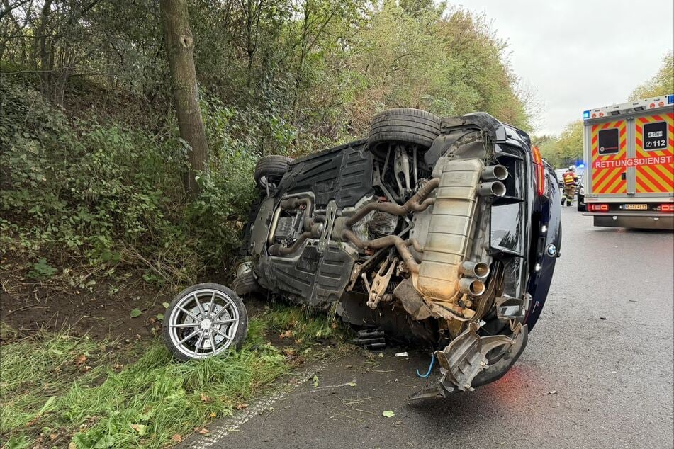 Auto bleibt auf der Seite liegen: Schwerer Unfall mit fünf Verletzten