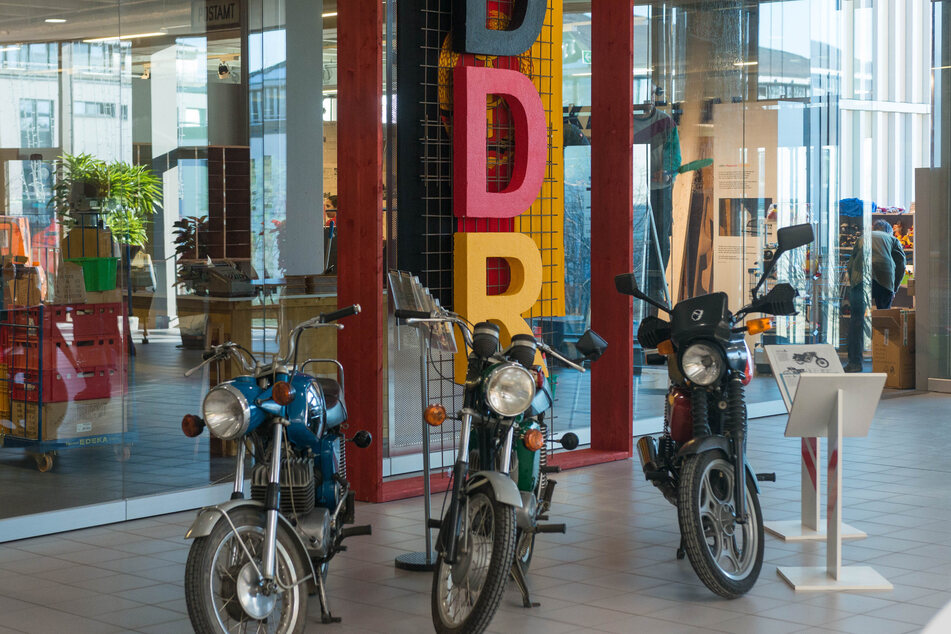 Motorisiert geht es in den Eingang zur "Welt der DDR".