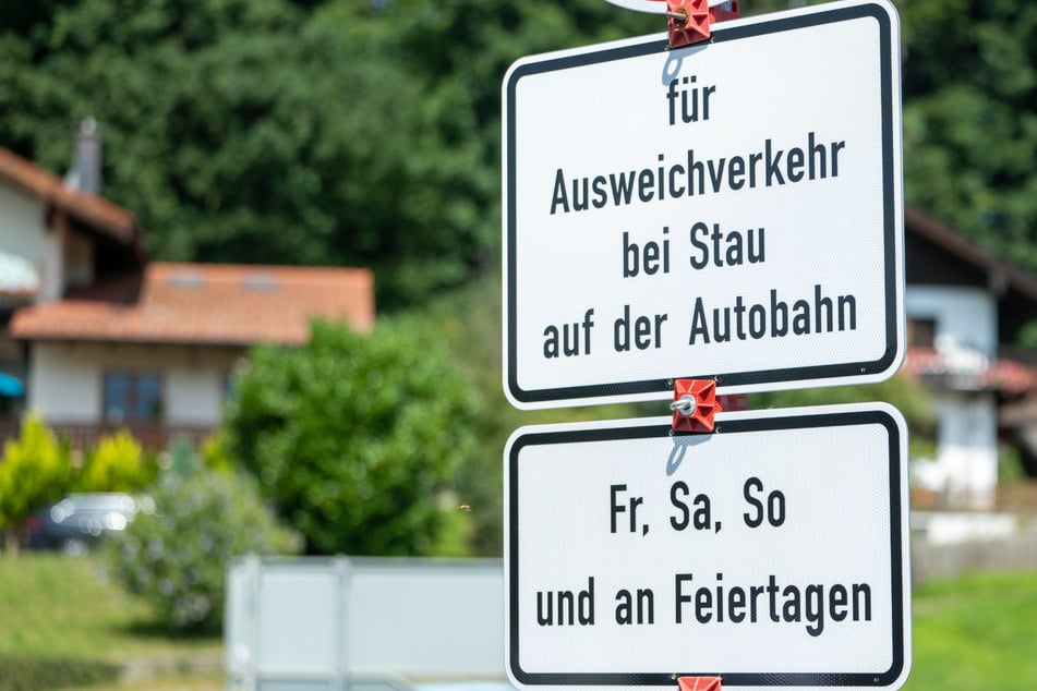 Unfall A8: Stau umfahren verboten! Landkreis sperrt Autobahn-Abfahrten für Schleichverkehr