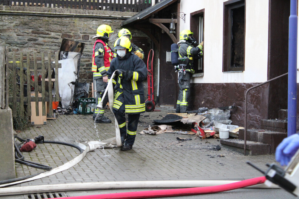Insgesamt waren bei dem Brand 100 Kameraden der Feuerwehr im Einsatz.