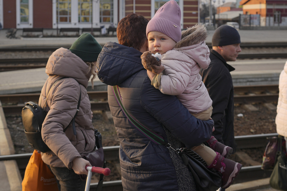 Familien auf dem Bahnhof in Kramatorsk in der Region Donezk. Ihr Ziel zunächst: Kiew.