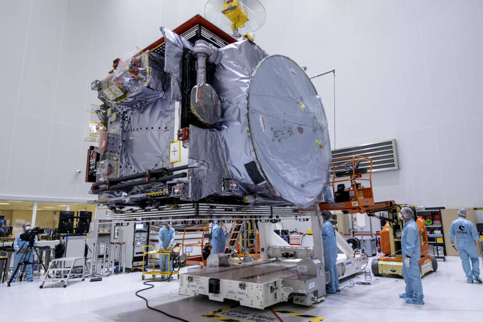 Die "Juice"-Sonde wird im Weltraumbahnhof Kourou in Französisch Guayana ausgepackt. Hier soll der Start am 13. April erfolgen.