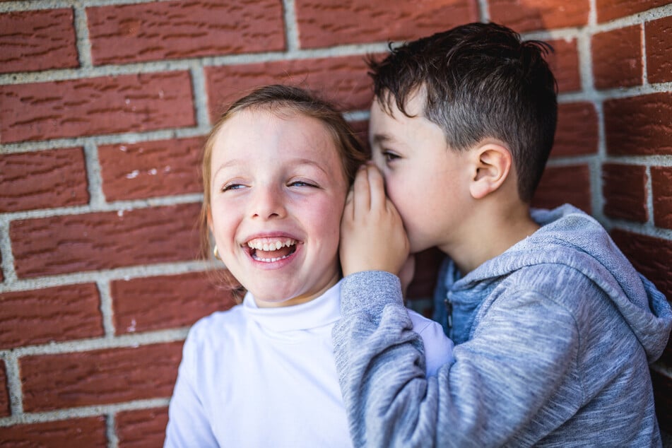 Lustige Kinderwitze dürfen auf dem Schulhof nicht fehlen.