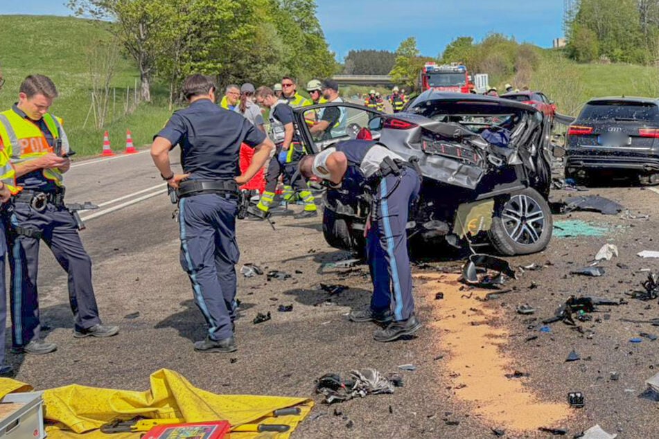 Auto rast in Gegenverkehr: Mann stirbt bei auf B12, Unfall-Verursacherin in Lebensgefahr