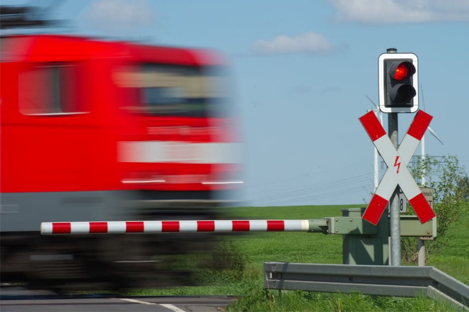Rotlicht missachtet? Regionalzug crasht in Auto - Frau verletzt