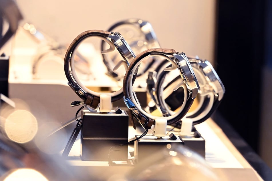 Bei den Überfällen auf den Kölner Juwelier erbeutete der 52-Jährige Luxusuhren im Wert von rund 129.000 Euro