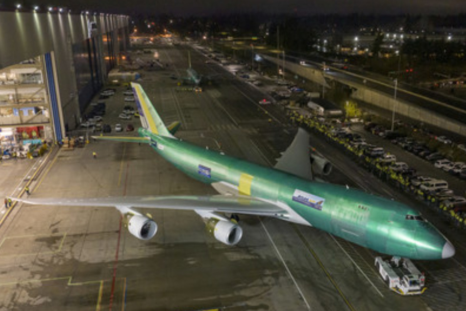 Der letzte Jumbo-Jet wird auf das Rollfeld gezogen. Diese Boeing 747-8F geht an die Frachtfluggesellschaft Atlas Air und wird nächstes Jahr ausgeliefert.
