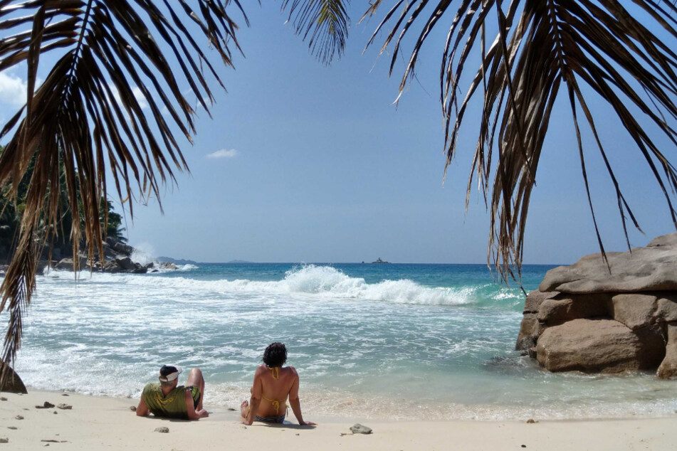 Der Strand Anse Patates auf der Seychellen-Insel La Digue. Die Corona-Krise ist auch die Zeit des Fernwehs. Das Auswärtige Amt rät von allen touristischen Reisen ab und der Urlaub scheint zumindest für das Jahr 2020 plötzlich in weite Ferne gerückt.